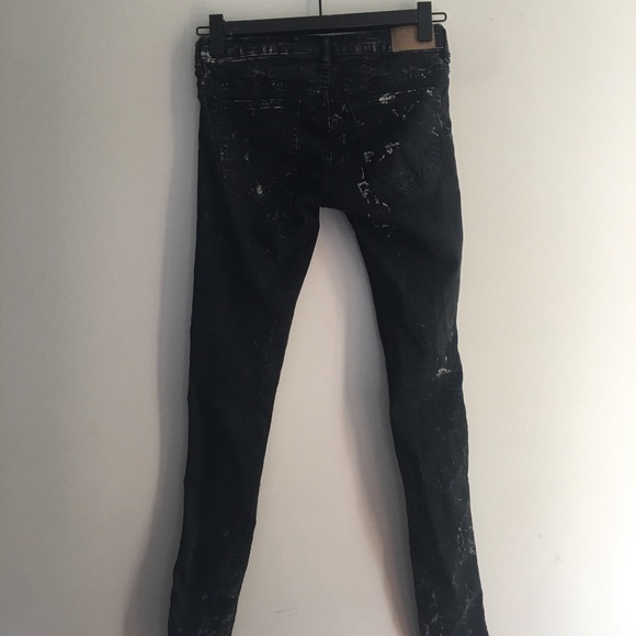 Black skinny low-rise jeans w white paint splatter - Picture 5 of 7